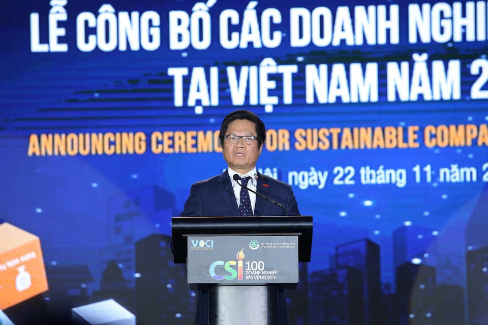 Công bố 100 doanh nghiệp bền vững tại Việt Nam 2018 - 3
TS. Vũ Tiến Lộc, Chủ tịch VCCI, Chủ tịch VBCSD chia sẻ: Một trong những thông điệp mà VCCI, VBCSD luôn cố gắng gửi gắm đến cộng đồng DN chính là hãy thay đổi tư duy kinh doanh, hãy nhìn nhận PTBV bằng một lăng kính mới.