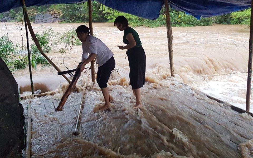 Mưa lũ cuốn phăng lán trại trên thượng nguồn Thừa Thiên Huế - 3 Các lán trại bị nước tấn công