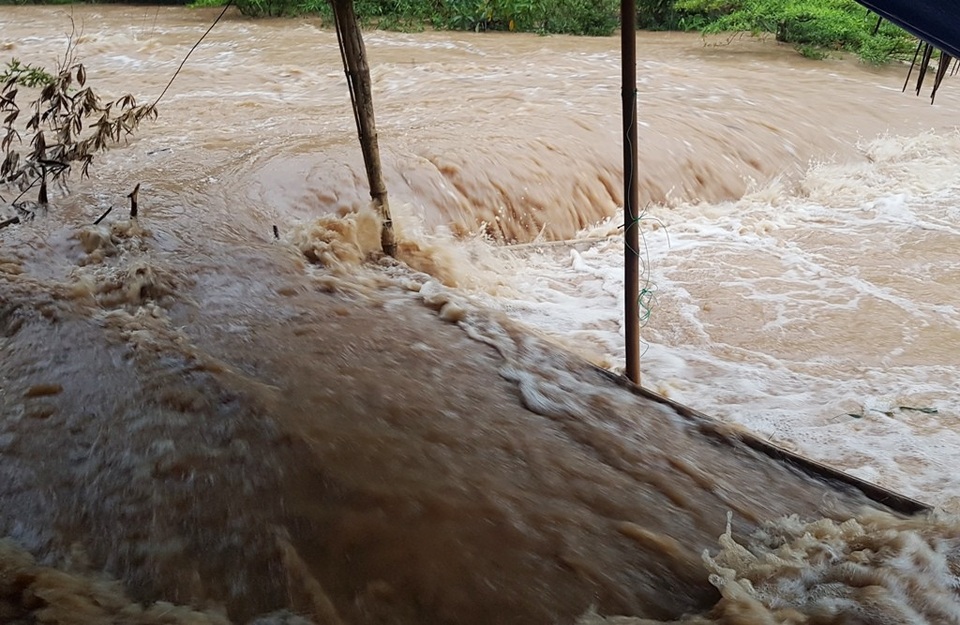 Mưa lũ cuốn phăng lán trại trên thượng nguồn Thừa Thiên Huế - 7 Nền lán trại đã biến mất dưới dòng nước dữ