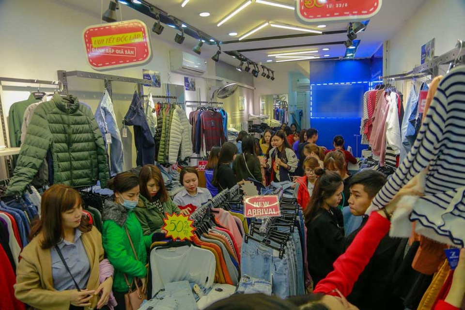 Cuối ngày Black Friday, phố quần áo Hà Nội đông nghịt người "vớt" hàng giảm giá - 2
Tranh thủ buổi tối trước khi kết thúc ngày hội giảm giá, rất đông các bạn trẻ đã đến các cửa hàng để săn đồ giảm giá khiến nơi này đông đúc, náo nhiệt hơn hẳn ngày thường.