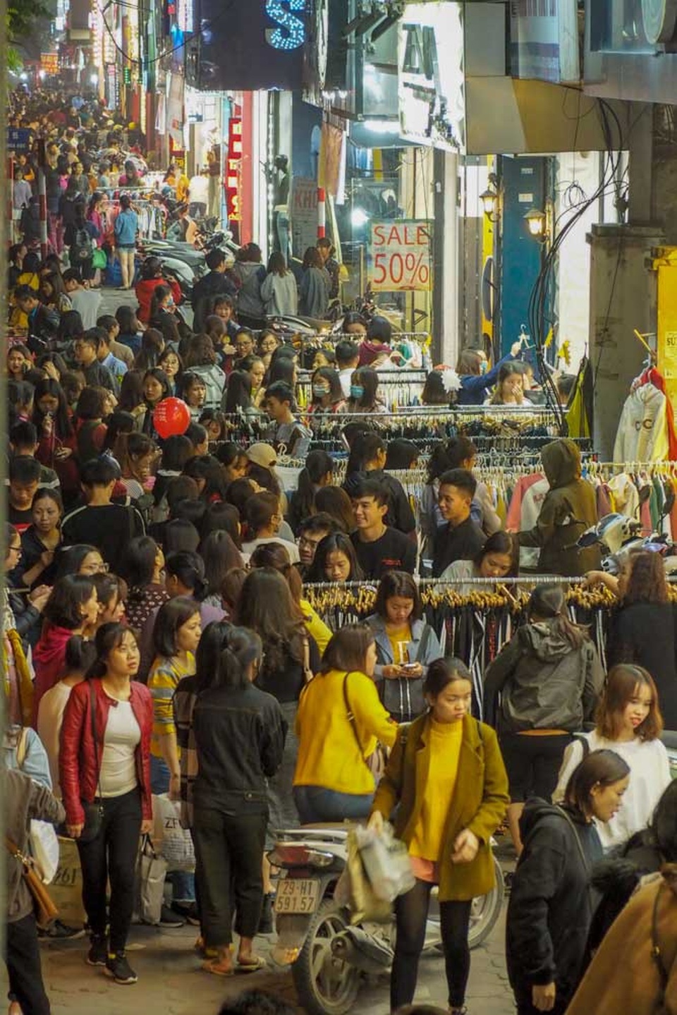 Cuối ngày Black Friday, phố quần áo Hà Nội đông nghịt người "vớt" hàng giảm giá - 12
Tranh thủ ngày đông khách, nhiều cửa hiệu bày bán cả trên hè phố.