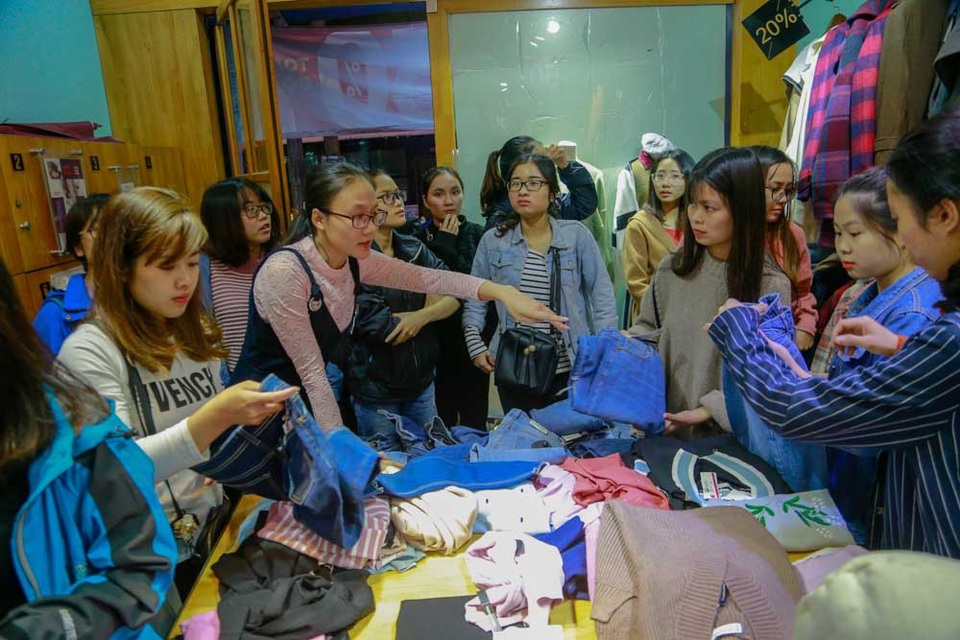 Cuối ngày Black Friday, phố quần áo Hà Nội đông nghịt người "vớt" hàng giảm giá - 6
Ngoài giảm giá trực tiếp, các của hiệu còn áp dụng các chương trình khuyến mãi hấp dẫn như mua 1 tặng 1, mua 2 tặng 1...