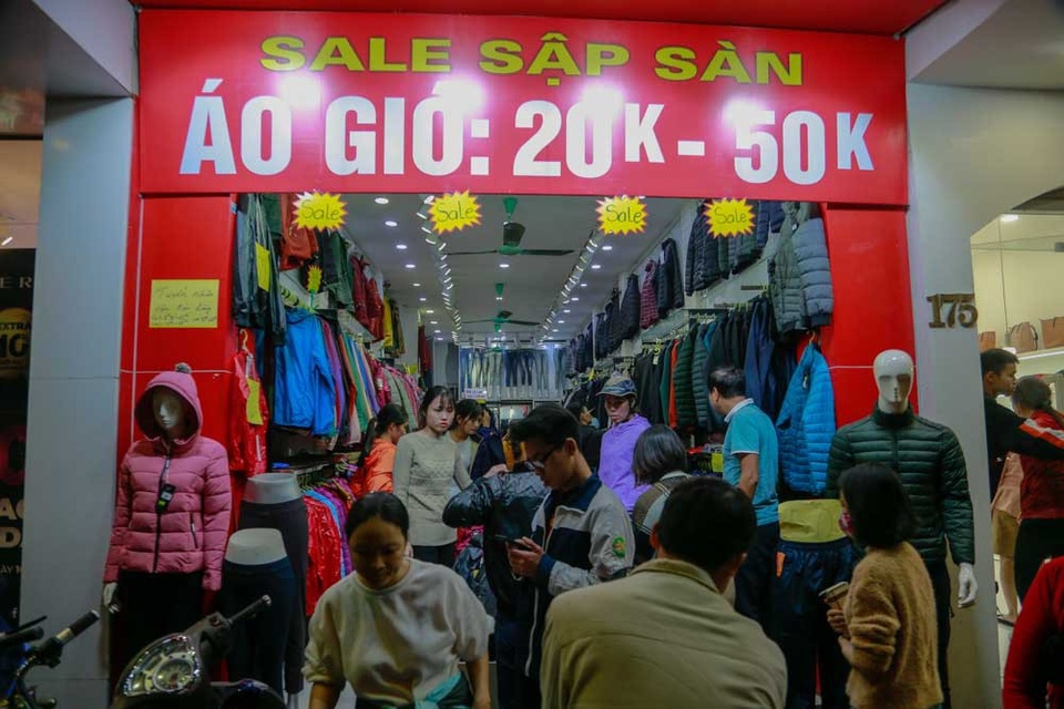 Cuối ngày Black Friday, phố quần áo Hà Nội đông nghịt người "vớt" hàng giảm giá - 7
Những băng rôn giảm giá xuất hiện nhiều.