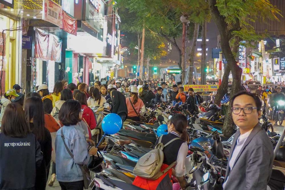 Cuối ngày Black Friday, phố quần áo Hà Nội đông nghịt người "vớt" hàng giảm giá - 13
Xe máy đỗ la liệt trên vỉa hè phía trước các cửa hiệu quần áo.