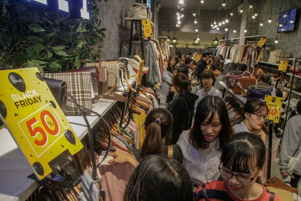 Cuối ngày Black Friday, phố quần áo Hà Nội đông nghịt người "vớt" hàng giảm giá - 4
Hầu hết các mặt hàng thời trang nữ ở phố Chùa Bộc giảm giá từ 10-50%, những đồ thời trang nam giảm giá mạnh hơn, từ 50 – 70%.