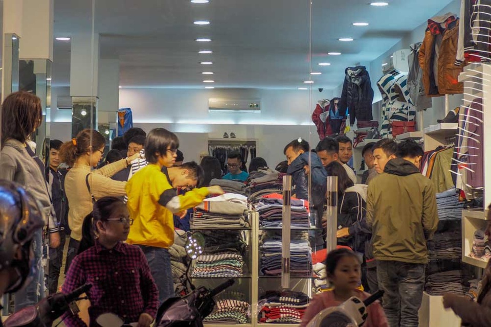 Cuối ngày Black Friday, phố quần áo Hà Nội đông nghịt người "vớt" hàng giảm giá - 10
Nhiều cửa hàng đã kín chỗ, khách hàng phải đợi ở ngoài của cho đến khi có người ra.