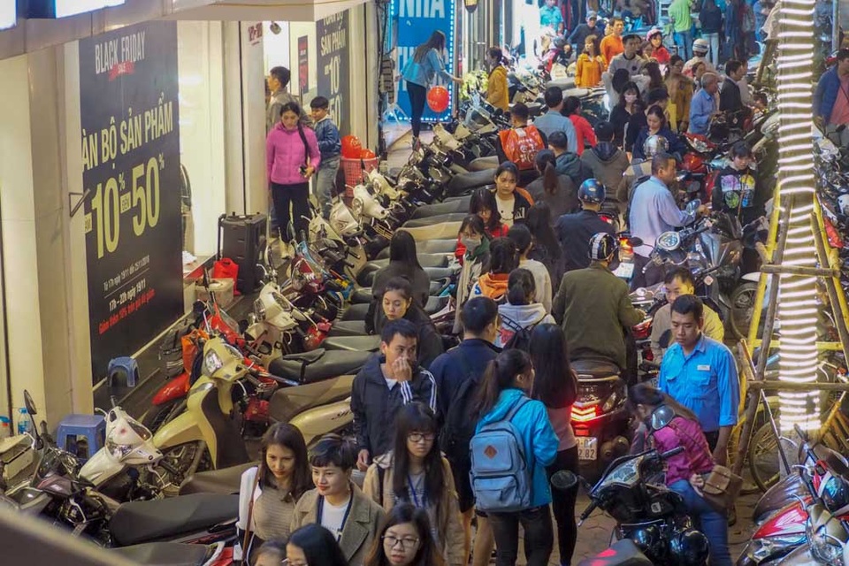Cuối ngày Black Friday, phố quần áo Hà Nội đông nghịt người "vớt" hàng giảm giá - 1
Ngày hội giảm giá Black Friday 23/11, nhiều cửa hiệu kinh doanh mặt hàng thời trang dọc tuyến phố Chùa Bộc (Hà Nội) đã tung ra các chương trình giảm giá khuyến mại để hút khách hàng.