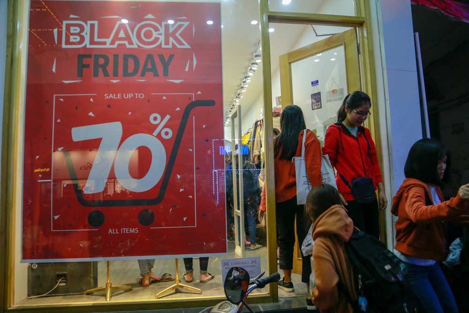 Cuối ngày Black Friday, phố quần áo Hà Nội đông nghịt người "vớt" hàng giảm giá - 5
Một cửa hàng bán quần áo giảm giá tới 70% thu hút nhiều người mua sắm.