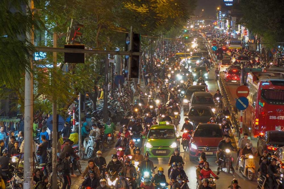 Cuối ngày Black Friday, phố quần áo Hà Nội đông nghịt người "vớt" hàng giảm giá - 14
Trong buổi tối Black Friday, phố chùa Bộc ùn ứ do ảnh hưởng của hoạt động mua bán tăng đột biến.