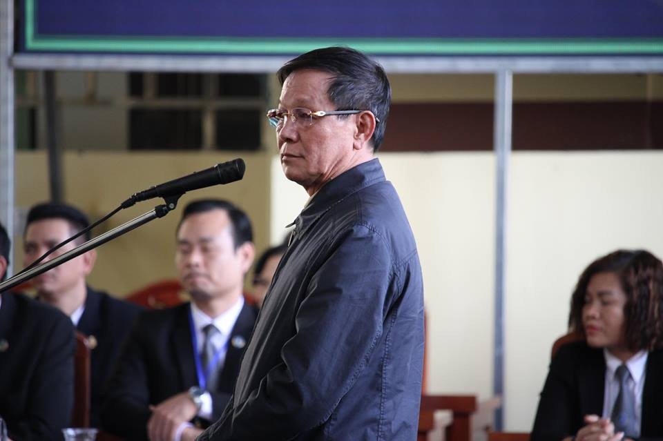 Cựu tướng Phan Văn Vĩnh: “Tôi đã đưa cả tổ ong vào trong tay áo mình” - 1 Bị cáo Phan Văn Vĩnh tại tòa chiều 23/11.