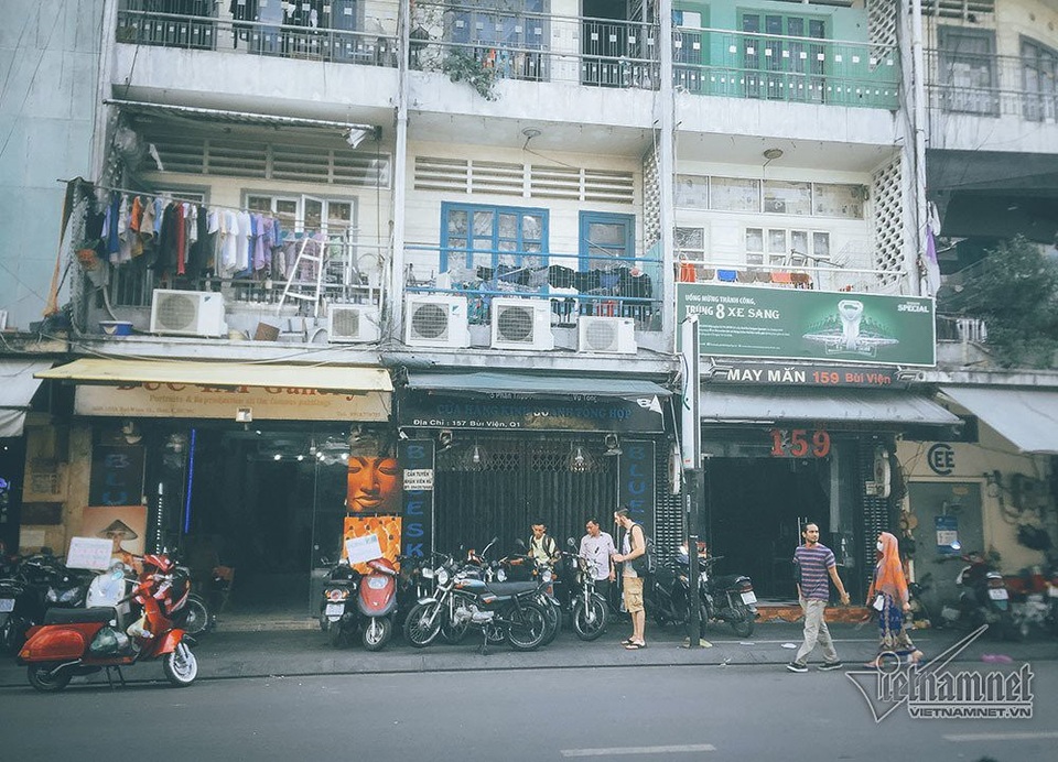 Khu vực tầng trệt được người dân mở các cửa hàng quán ăn, tranh thêu trên con phố Tây nổi tiếng nhất Sài Gòn.