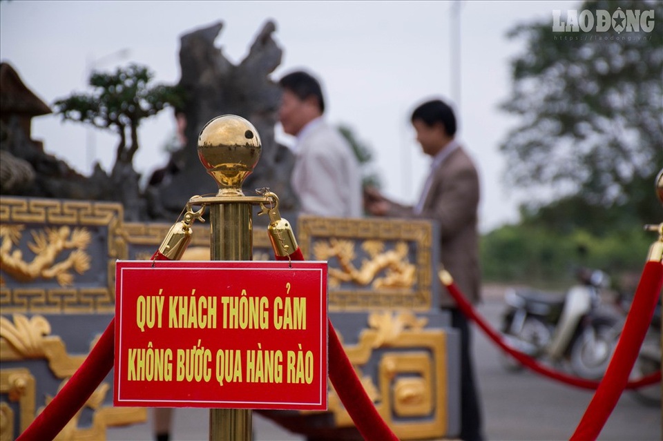 Có gì đặc biệt ở cây sanh "Đại thế vân tùng" giá 10 tỷ dát tới 5 cây vàng? - 3
Do giá trị của cây và chậu lớn nên chủ nhân và BTC đã phải căng dây bảo vệ, cắt cử người trông giữ 24/24.