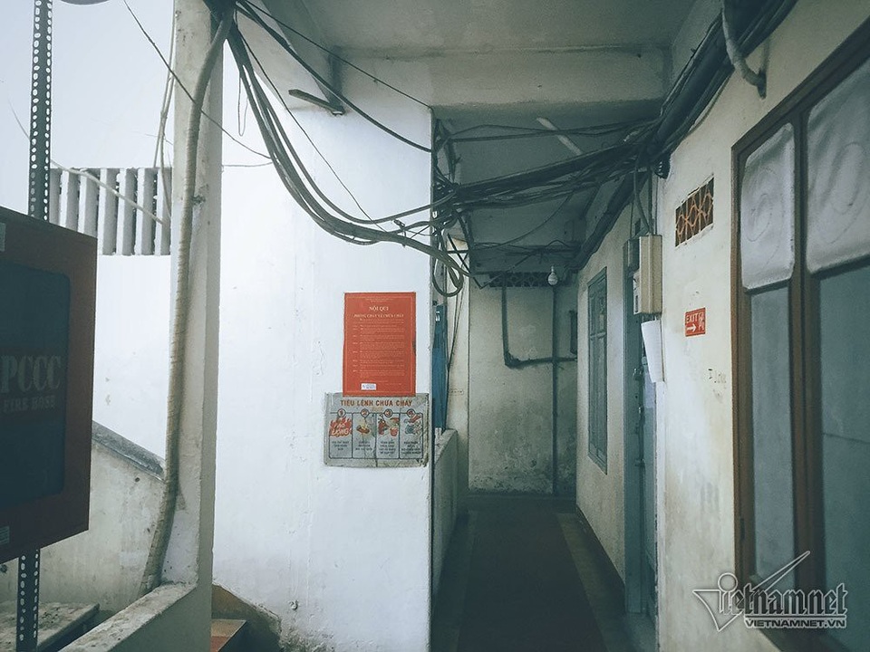 Hành lang các tầng đều chằng chịt dây điện, dây cáp.