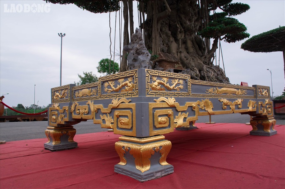 Có gì đặc biệt ở cây sanh "Đại thế vân tùng" giá 10 tỷ dát tới 5 cây vàng? - 7
Để hoàn thành những hoa văn, đường nét này, 4 người thợ phải làm liên tục trong 4 ngày đêm.