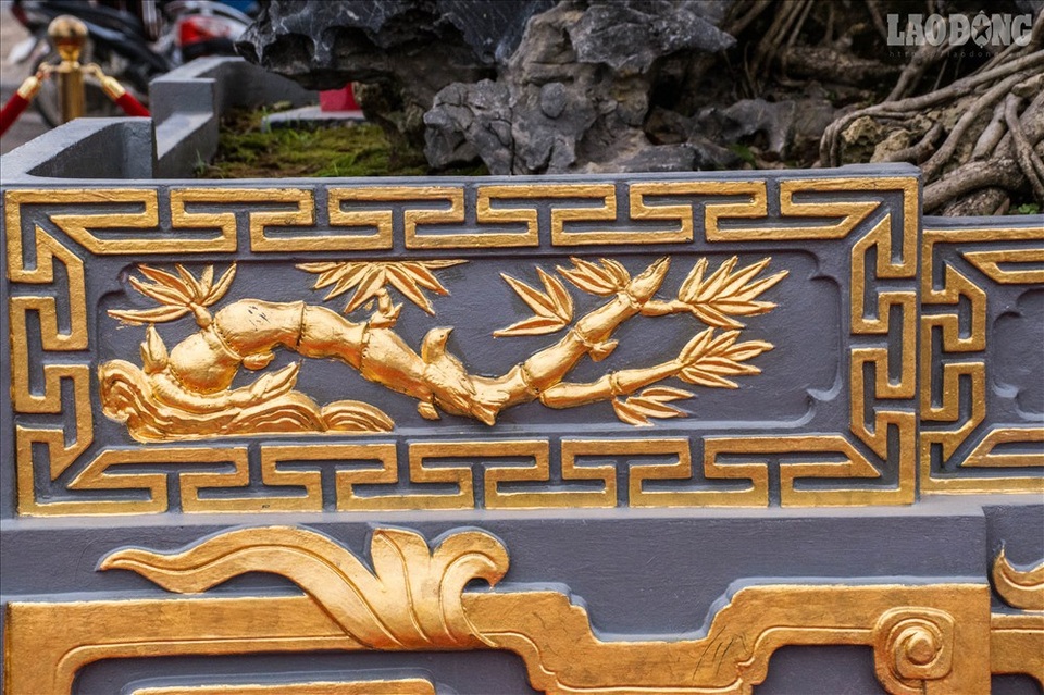 Có gì đặc biệt ở cây sanh "Đại thế vân tùng" giá 10 tỷ dát tới 5 cây vàng? - 8
Những họa tiết tinh tế được khắc họa trên chậu cây.