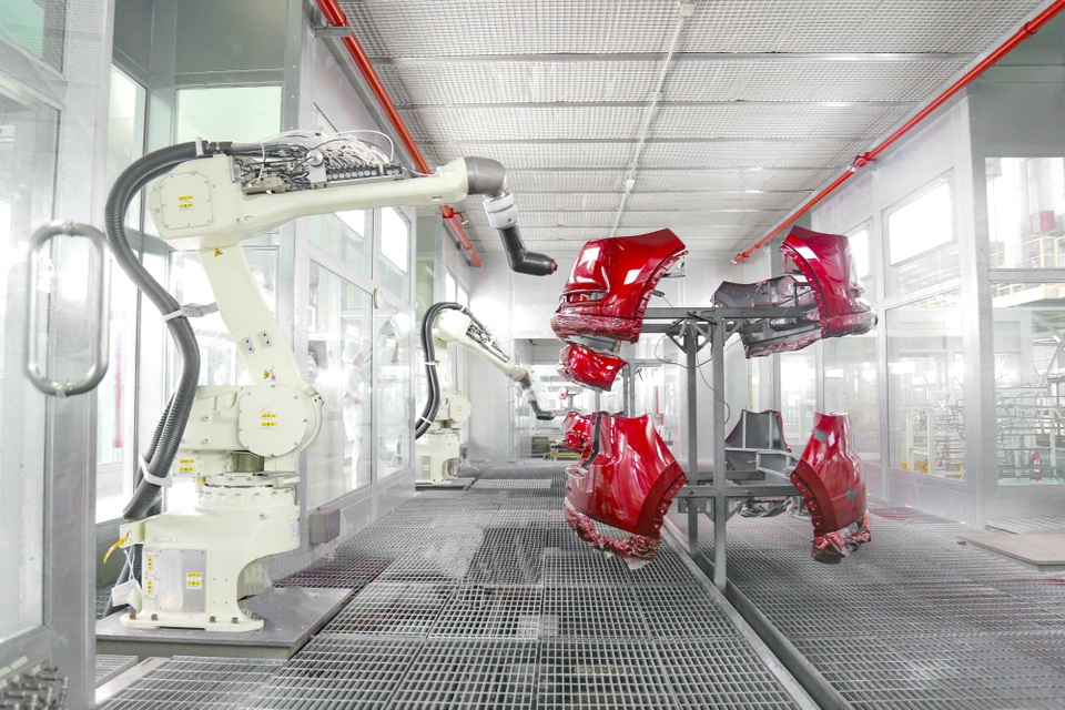 THACO nâng cao tự động hóa trong sản xuất - 3
robot sơn linh kiện nhựa