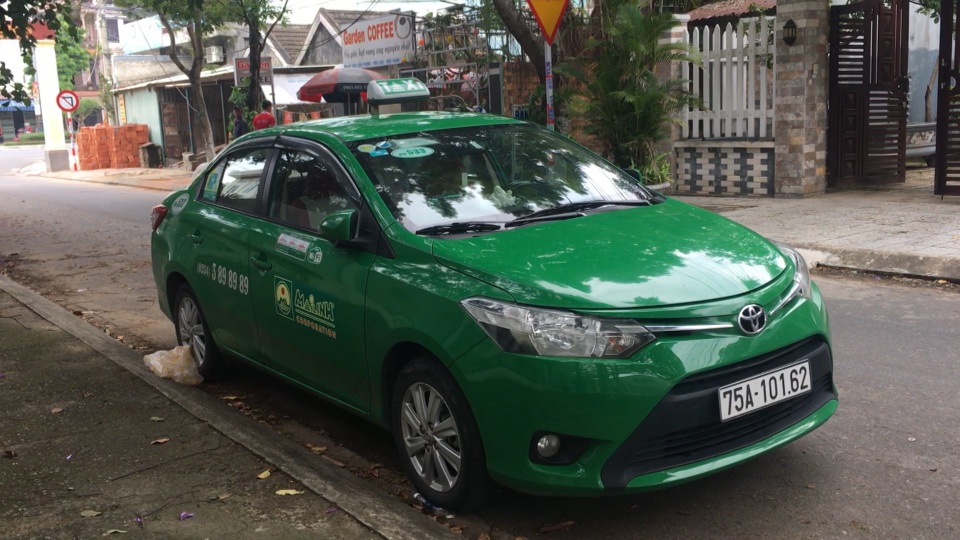 Bắt tạm giữ người nước ngoài cướp tài sản của lái xe taxi - 2 Xe taxi do tài xế gặp nạn điều khiển khi chở Park Young Jun từ Thừa Thiên Huế vào Đà Nẵng.