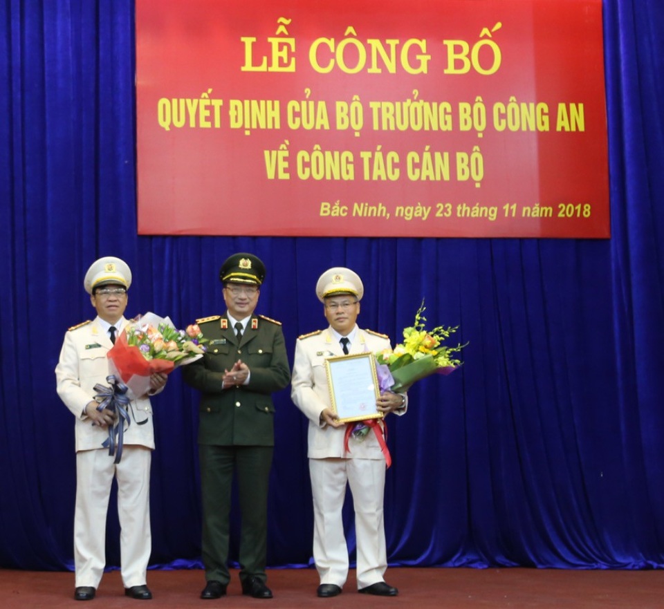 Bắc Ninh có Giám đốc công an tỉnh mới - 1 Thượng tướng Nguyễn Văn Thành trao Quyết định của Bộ trưởng Bộ Công an về việc bổ nhiệm Đại tá Nguyễn Văn Long, Phó Giám đốc Công an tỉnh Bắc Ninh (bên phải) giữ chức vụ Giám đốc Công an tỉnh Bắc Ninh