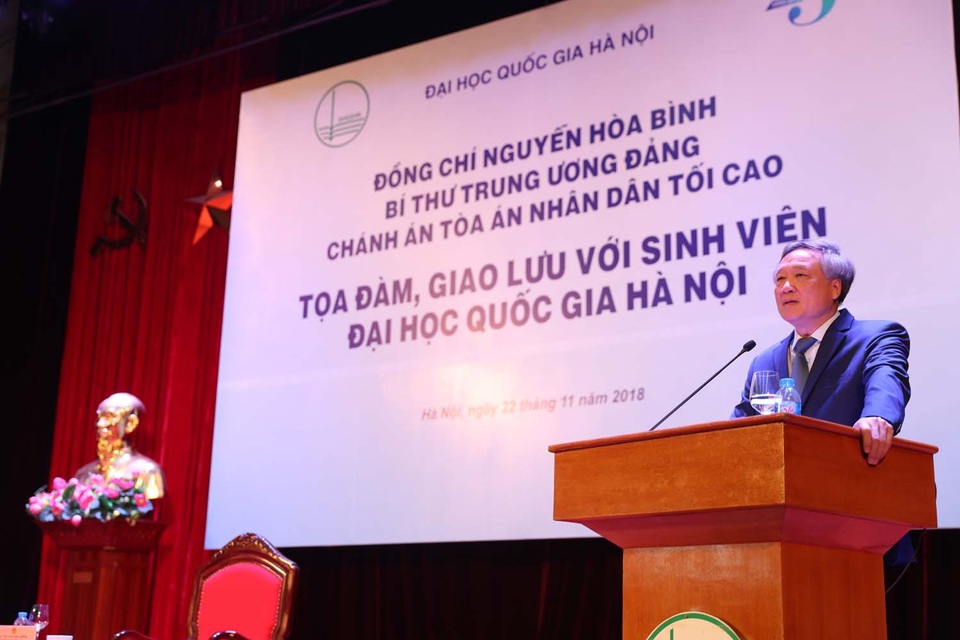Chánh án Tòa án Nhân dân Tối cao giao lưu với sinh viên ĐH Quốc gia HN - 1
Bí thư Trung ương Đảng PGS.TS Nguyễn Hòa Bình, Chánh án Tòa án Nhân dân Tối cao