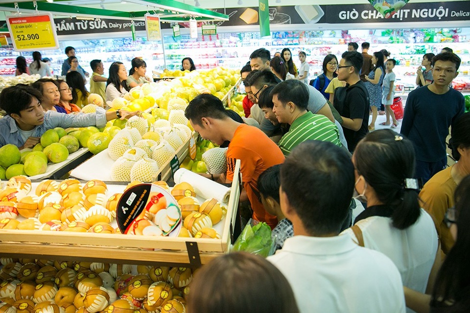 Sôi động cuộc đua mua sắm trúng ô tô VinFast tại VinMart Landmark 81 - 5
Khách hàng hối hả trong cuộc đua “tìm đồ”