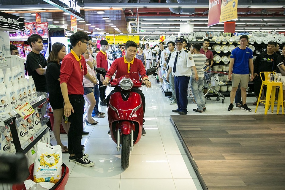 Sôi động cuộc đua mua sắm trúng ô tô VinFast tại VinMart Landmark 81 - 7
Chiếc xe máy điện thông minh Klara VinFast và ô tô VinFast Fadil xuất hiện khiến đám đông “choáng váng”.