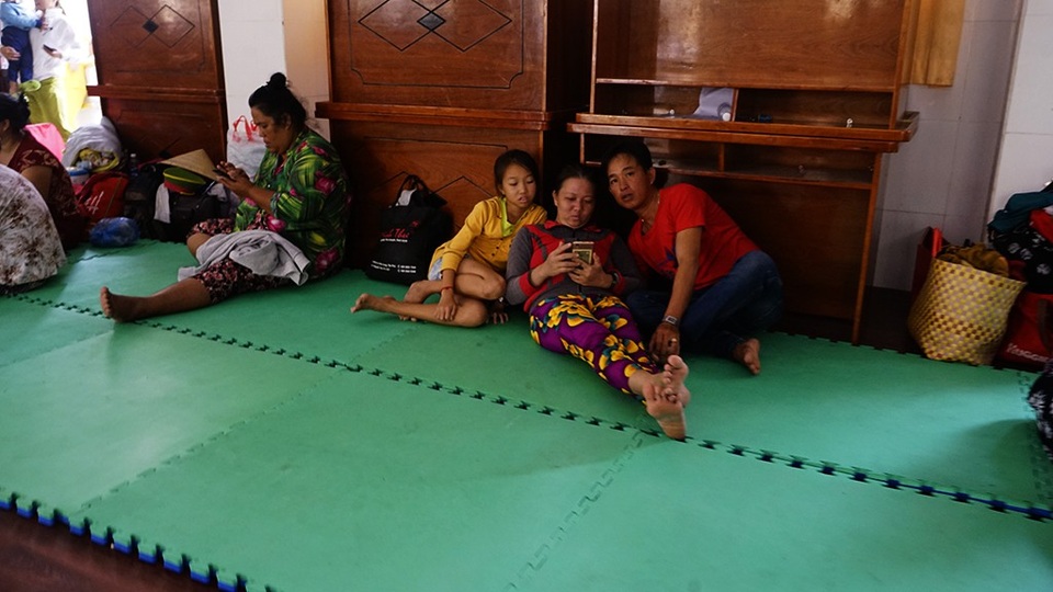 Cần Giờ bắt đầu mưa lớn, hoàn tất đưa dân đến nơi trú bão - 10 Người dân xã đảo đến nơi trú bão an toàn