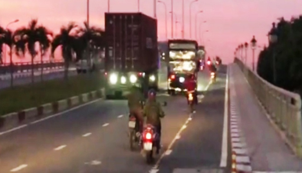 Vì sao người đi xe máy “sợ” làn 2 bánh trên cầu vượt D1-Lê Văn Việt? - 3 Vì sao người đi xe máy “sợ” làn 2 bánh trên cầu vượt D1-Lê Văn Việt? - 3