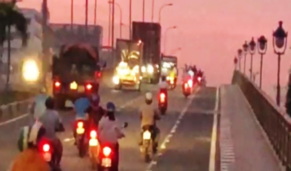 Người đi xe máy “sợ” làn 2 bánh: Thêm làn cho xe máy - 2
Lãnh đạo Khu 2 khuyến cáo người đi xe máy không nên lưu thông chung làn với ô tô tải.