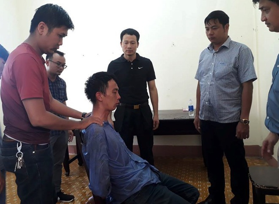 Đối tượng Huyến bị khống chế bắt giữ sau khi khống chế con tin