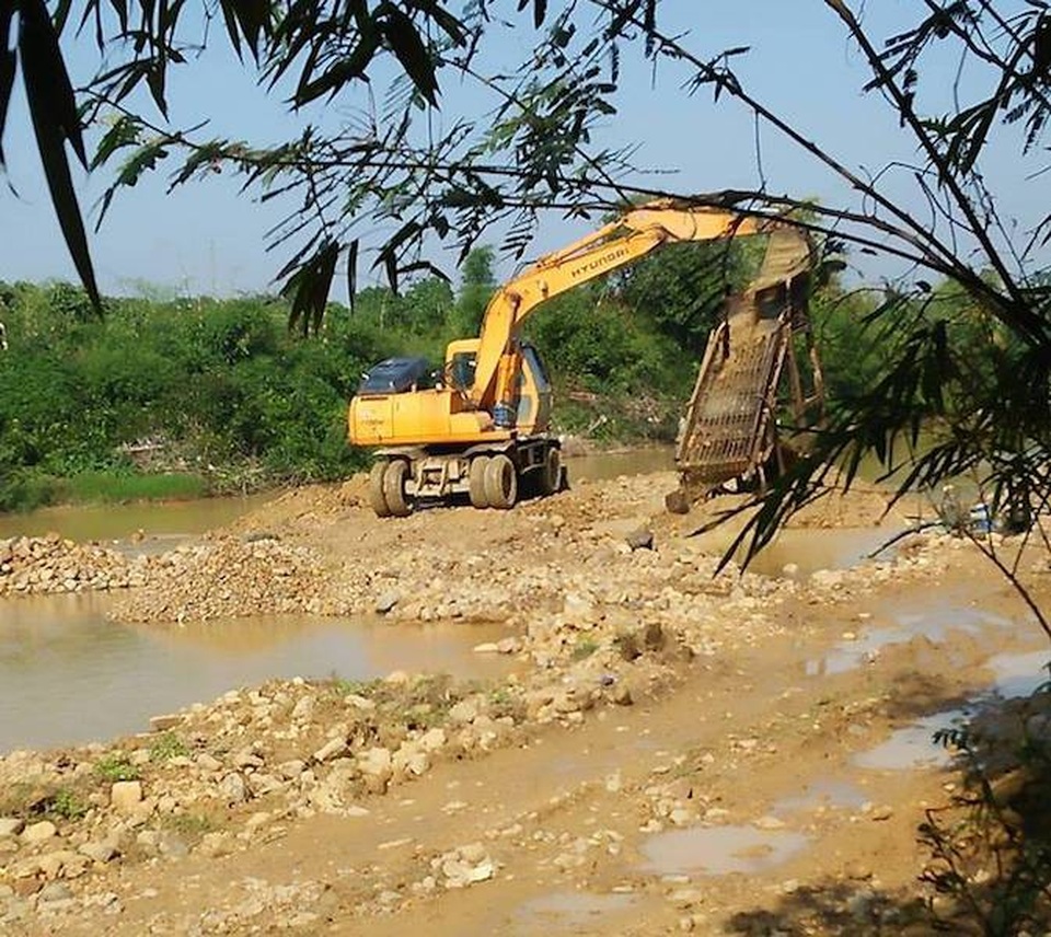 Bắc Giang: Cát tặc “moi ruột” lòng suối giữa ban ngày, Bí thư huyện uỷ nhận báo cáo láo? - 3
Hình ảnh máy xúc vẫn ngang nhiên hoạt động đào cát sỏi được chụp vào sáng nay 24/11.