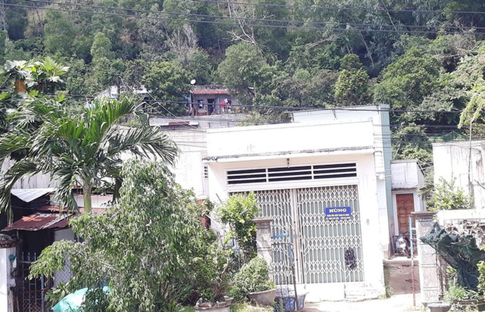 20 năm, TP Quy Nhơn không làm xong một… con đường (!?) - 5 Chính quyền buông lỏng quản lý, nhiều người dân lấn chiếm xây nhà trái phép trên núi ở.