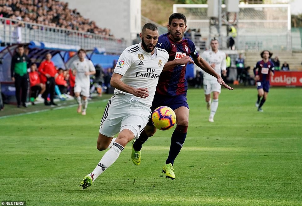 Eibar 3-0 Real Madrid: Cú sốc lớn với HLV Solari - 10
Benzema mất hút trên hàng công