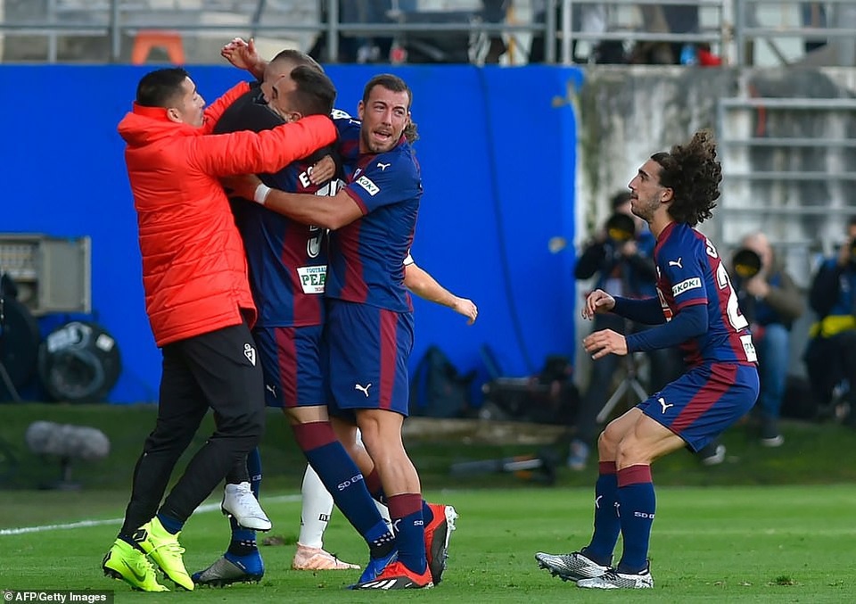 Eibar 3-0 Real Madrid: Cú sốc lớn với HLV Solari - 9
Niềm hạnh phúc của các cầu thủ Eibar