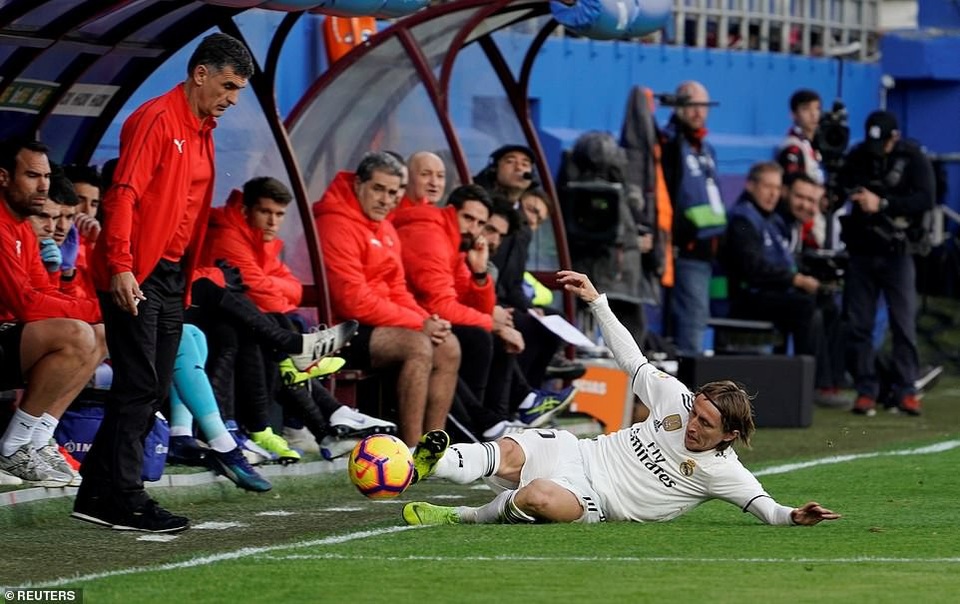 Eibar 3-0 Real Madrid: Cú sốc lớn với HLV Solari - 8
Modric và đồng đội đã có trận đấu thất vọng