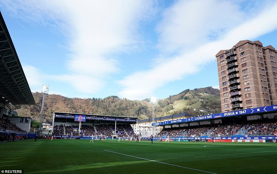 Eibar 3-0 Real Madrid: Cú sốc lớn với HLV Solari - 7
Sân Ipurua Municipal chứng kiến trận thắng tưng bừng của Eibar trước Real Madrid