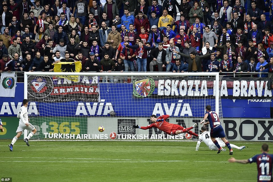 Eibar 3-0 Real Madrid: Cú sốc lớn với HLV Solari - 4
Sergi Enrich nhân đôi cách biệt lên 2-0 cho Eibar ở phút 52