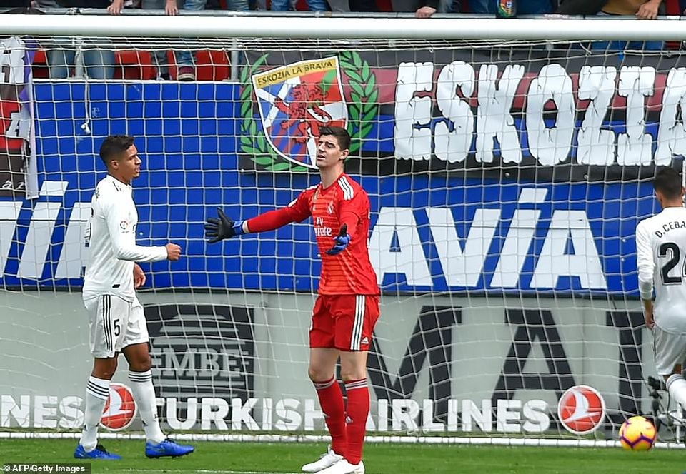 Eibar 3-0 Real Madrid: Cú sốc lớn với HLV Solari - 3
Thủ môn Courtois mắc sai lầm ở bàn thua đầu của Real Madrid ở phút 16