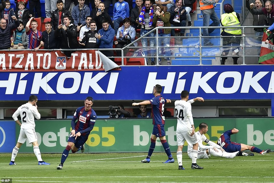 Eibar 3-0 Real Madrid: Cú sốc lớn với HLV Solari - 2
Kike Garcia ấn định chiến thắng 3-0 cho Eibar ở phút 57