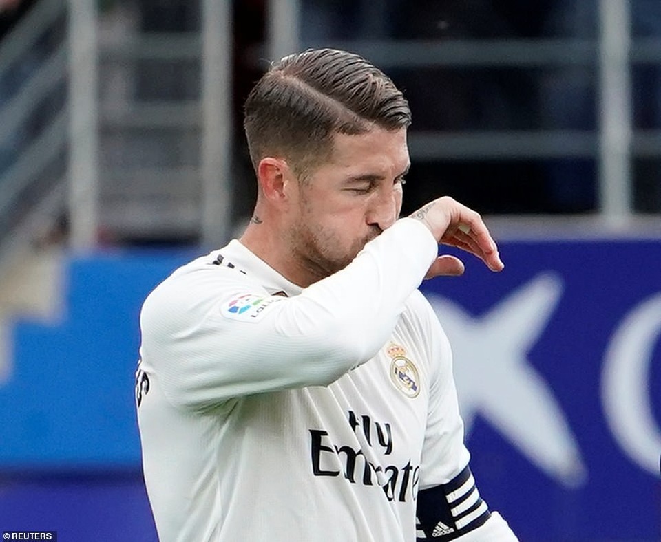Eibar 3-0 Real Madrid: Cú sốc lớn với HLV Solari - 1
Nỗi thất vọng của thủ quân Ramos