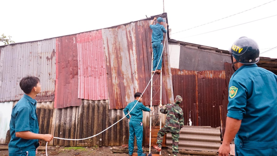 Cần Giờ bắt đầu mưa lớn, hoàn tất đưa dân đến nơi trú bão - 15 Chằng chống nhà cửa giúp dân