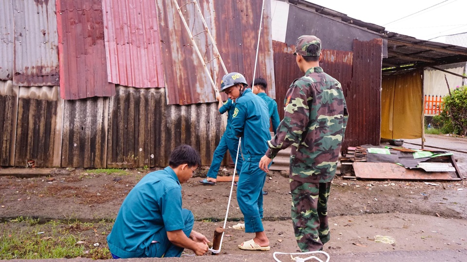 Cần Giờ bắt đầu mưa lớn, hoàn tất đưa dân đến nơi trú bão - 14 Cần Giờ bắt đầu mưa lớn, hoàn tất đưa dân đến nơi trú bão - 14