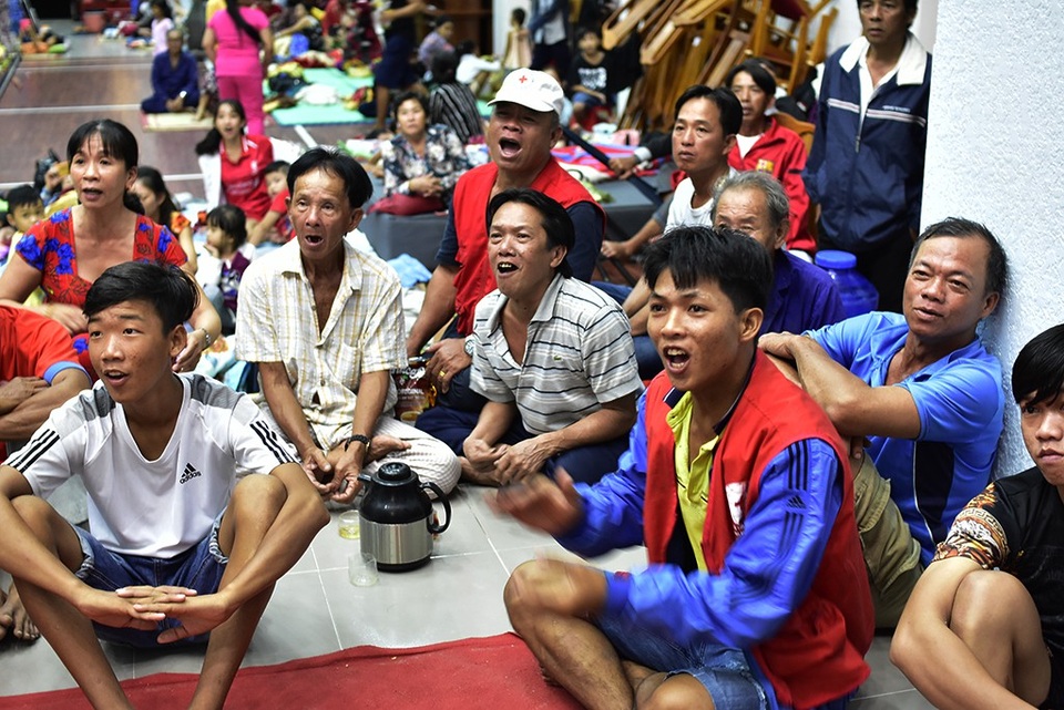 Người dân Cần Giờ cổ vũ tuyển Việt Nam giữa tâm bão - 11 Phút 39, mọi người vỡ òa khi Trọng Hoàng đi bóng bên cánh phải rồi tạt vào để Tiến Linh đánh đầu chính xác vào góc xa, mở tỷ số 1-0 cho đội tuyển Việt Nam