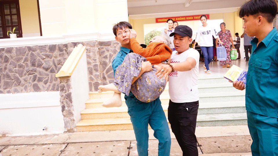 Cần Giờ bắt đầu mưa lớn, hoàn tất đưa dân đến nơi trú bão - 11 Người già được ưu tiên di chuyển trước