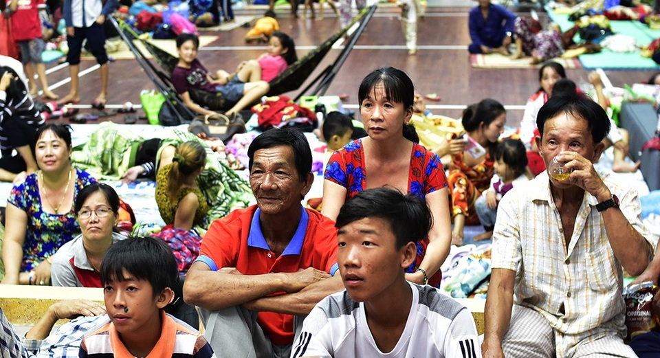 Người dân Cần Giờ cổ vũ tuyển Việt Nam giữa tâm bão - 12
Các chị phụ nữ chia sẻ: “Coi đá banh, cổ vũ đội tuyển cho bớt… căng thẳng!”
