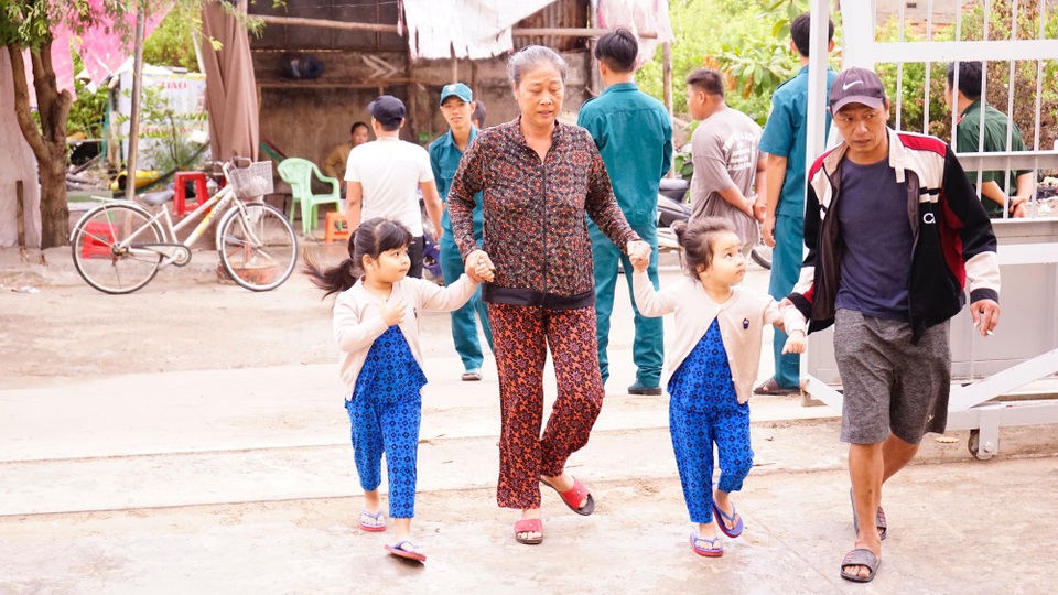 Cần Giờ bắt đầu mưa lớn, hoàn tất đưa dân đến nơi trú bão - 9 Người dân đã đến điểm trú bão an toàn
