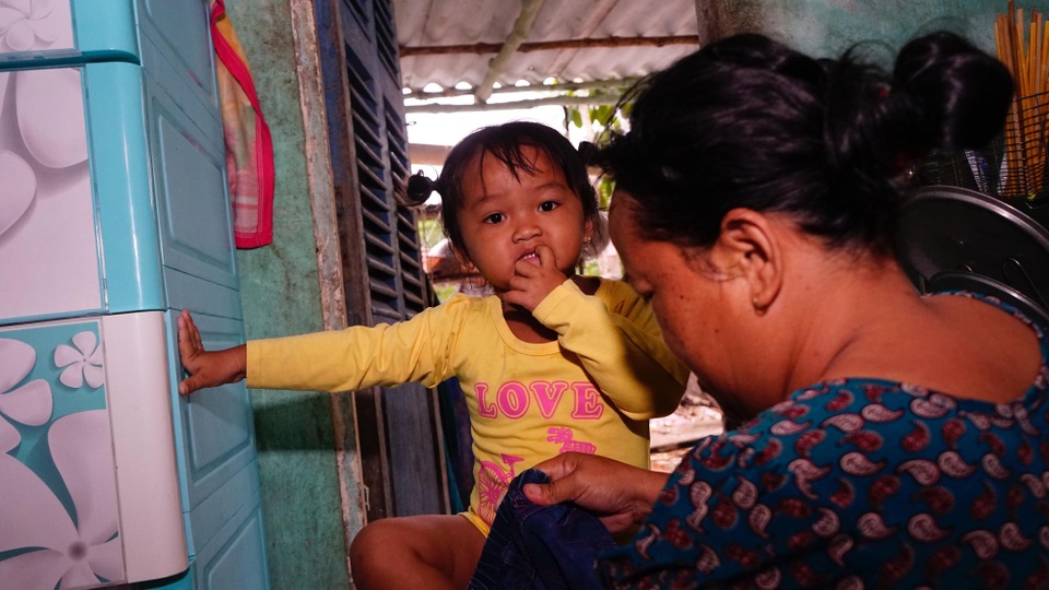 Cần Giờ bắt đầu mưa lớn, hoàn tất đưa dân đến nơi trú bão - 12 Kế đến là trẻ nhỏ và phụ nữ