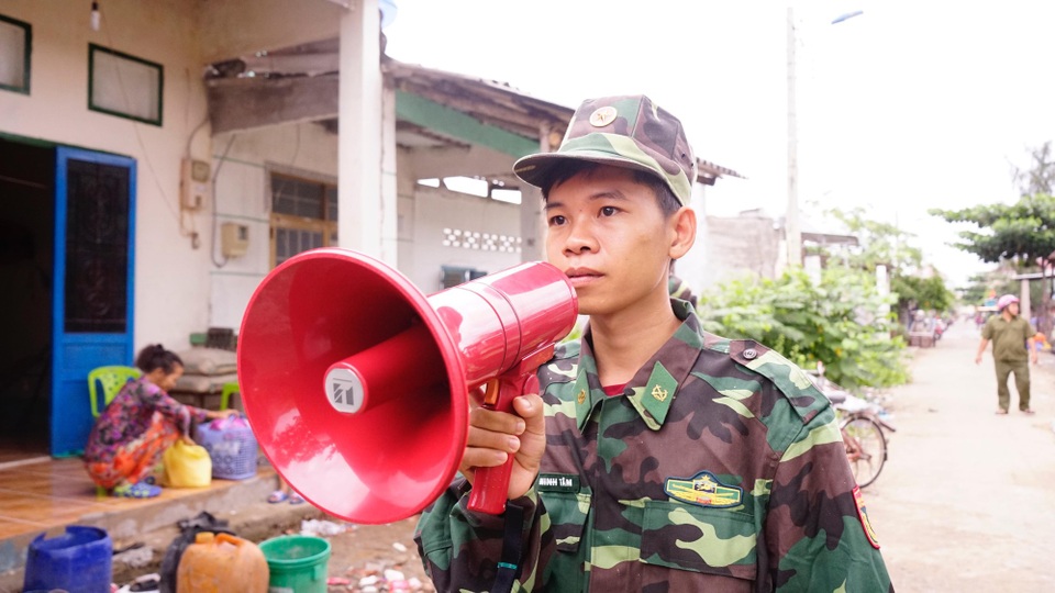 Cần Giờ bắt đầu mưa lớn, hoàn tất đưa dân đến nơi trú bão - 2 Đi kiểm tra từng nhà và phát loa thông báo