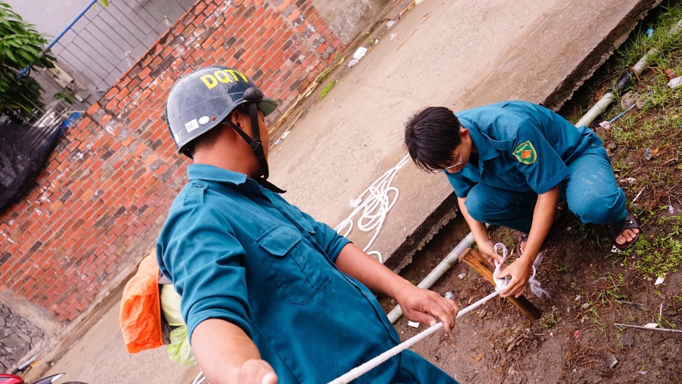 Cần Giờ bắt đầu mưa lớn, hoàn tất đưa dân đến nơi trú bão - 13 Cần Giờ bắt đầu mưa lớn, hoàn tất đưa dân đến nơi trú bão - 13