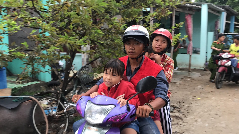 Cần Giờ bắt đầu mưa lớn, hoàn tất đưa dân đến nơi trú bão - 5 Chở dân đến điểm trú bão