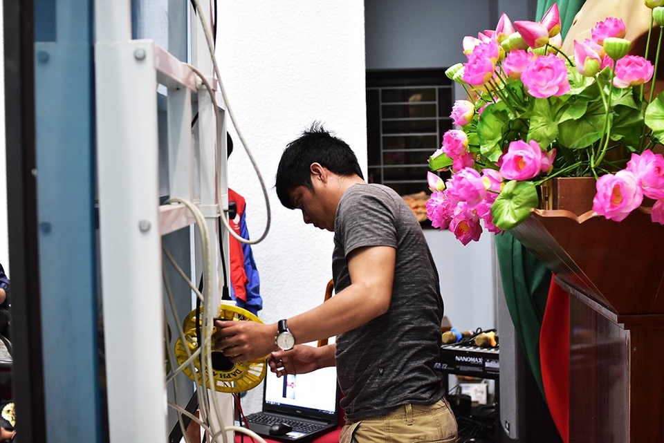 Người dân Cần Giờ cổ vũ tuyển Việt Nam giữa tâm bão - 5 Thầy giáo Lê Phúc Hậu đang miệt mài kết nối màn chiếu để phục vụ bà con xem đá bóng
